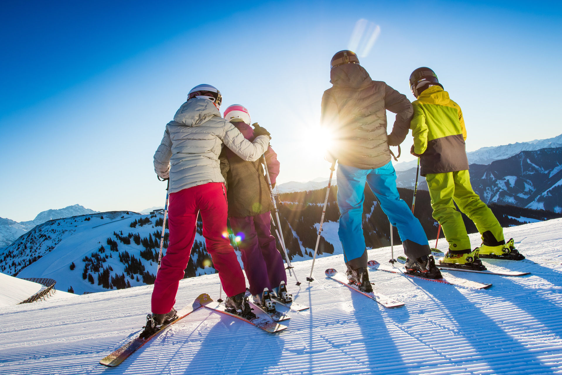 Активным отдыхом является. Горы лыжи. Катание на лыжах в горах. Катание на горных лыжах. Семья на лыжах.